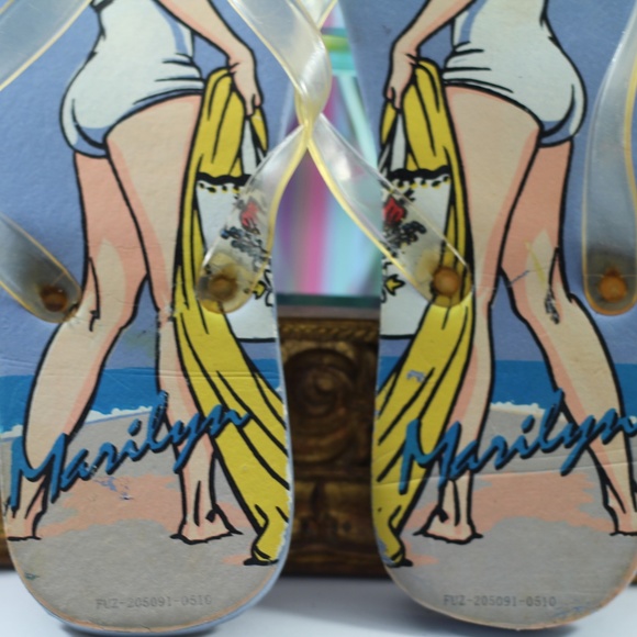 Marilyn Monroe Flip Flops - Picture 3 of 7